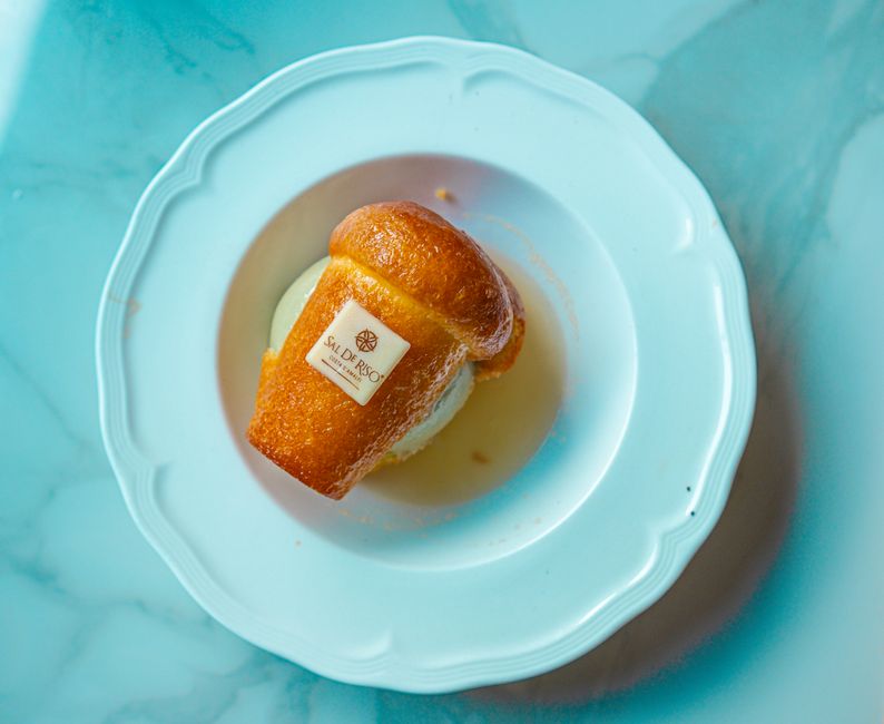 Baba au rhum nappé de sirop et garni de chantilly