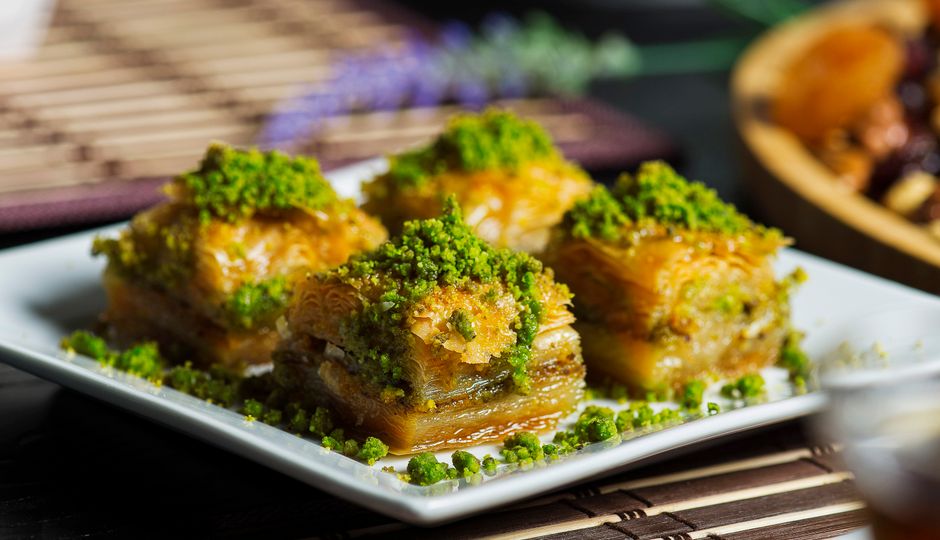 Baklava doré aux noix et pistaches, nappé de sirop de miel