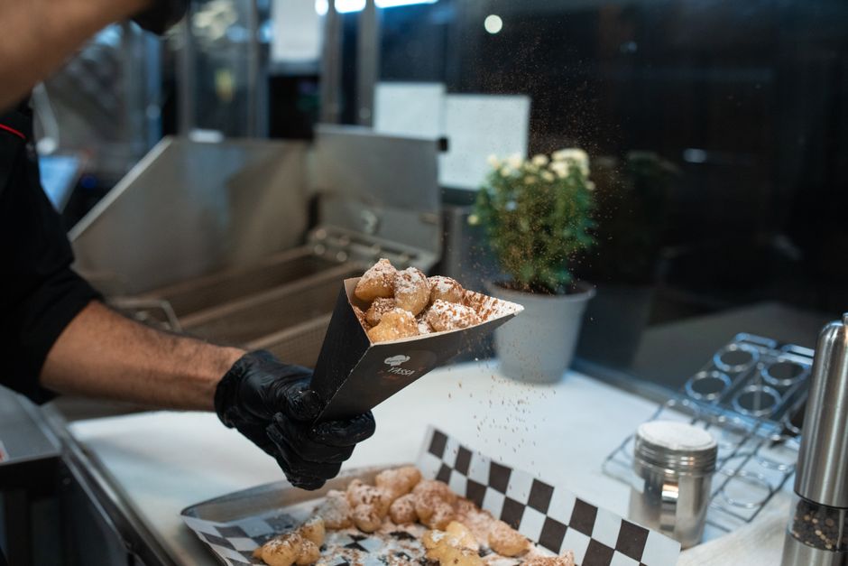 Beignets à la confiture saupoudrés de sucre