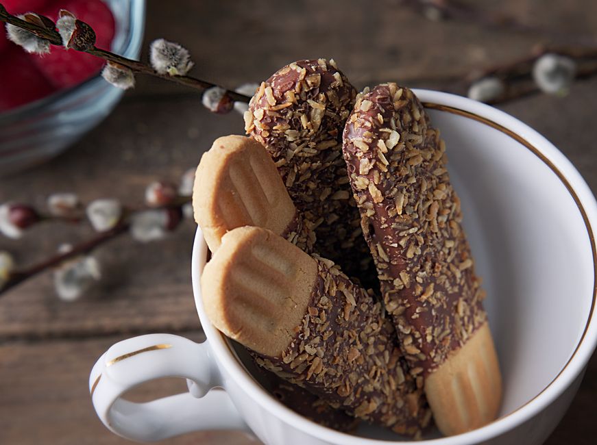 Petits gâteaux aux noix de pécan sur une grille