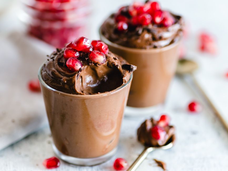 Boisson chocolatée crémeuse dans une tasse avec chantilly