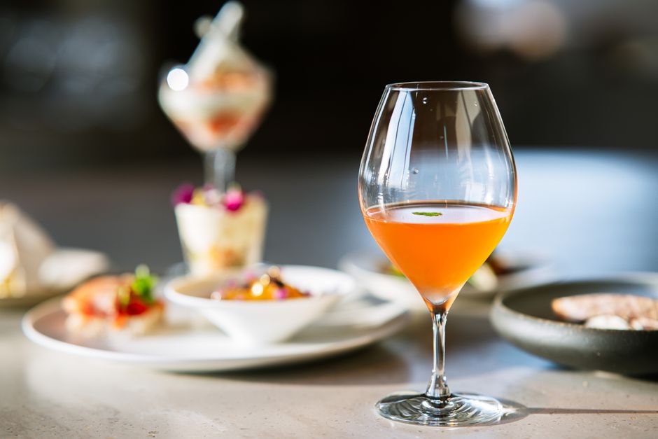 Boisson pêche croustillante servie dans un verre décoré