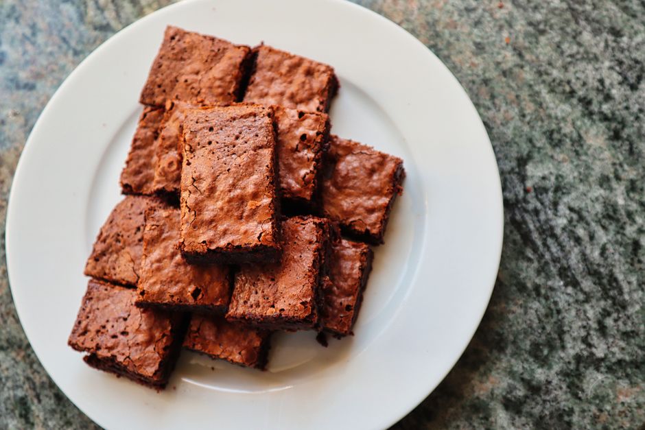 Brownies au chocolat coupés en carrés avec noix