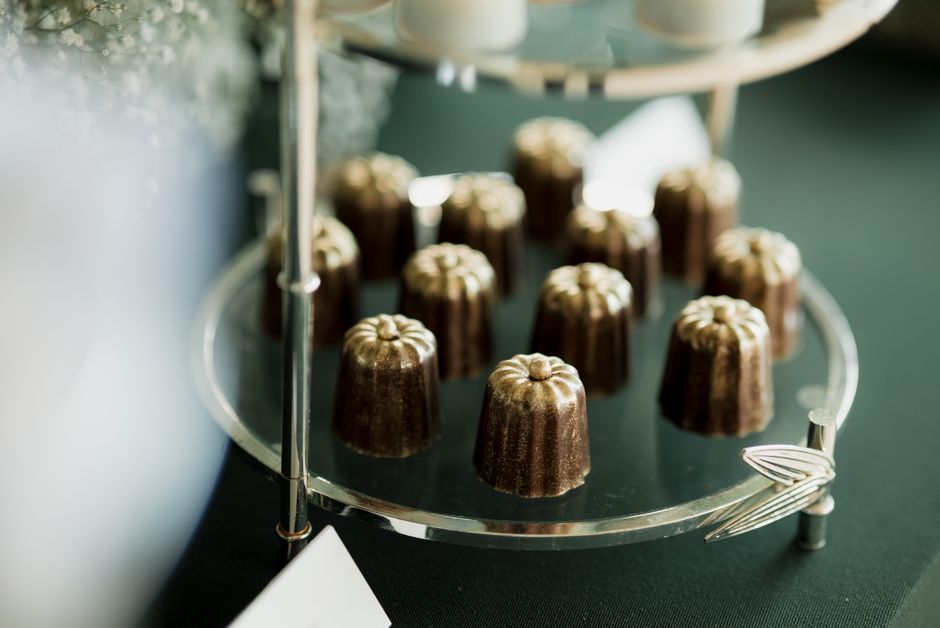 Cannelés bordelais dorés disposés sur une grille