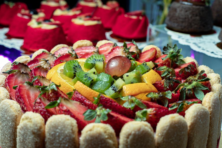 Charlotte aux fraises avec ruban et décorations