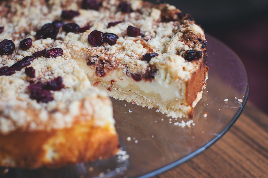 Cheesecake new-yorkais avec coulis de fruits rouges