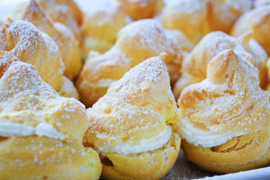 Choux à la crème pâtissière saupoudrés de sucre glace