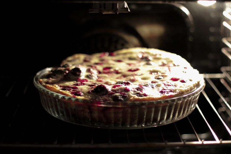 Clafoutis aux cerises doré dans un plat en céramique