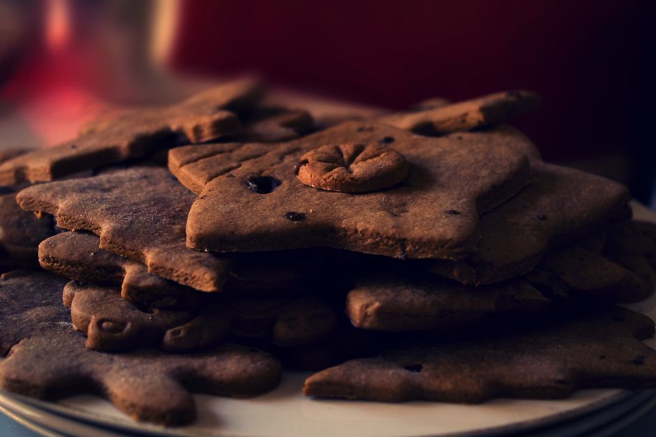Cookies aux pépites de chocolat dorés, disposés sur une grille
