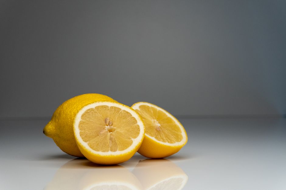 Entremets au citron avec glaçage jaune brillant