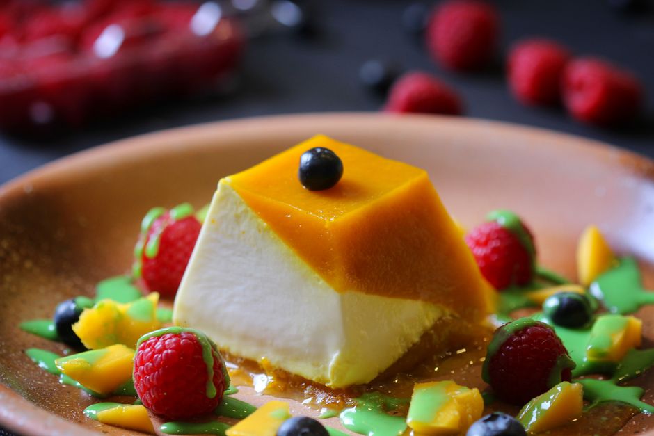 Entremets mangue avec glaçage miroir et décoration de fruits frais