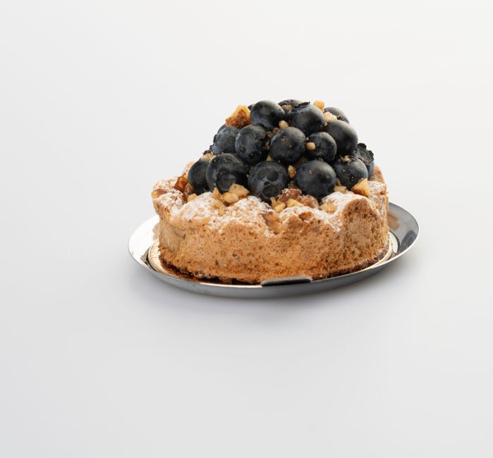 Entremets marron décoré de crème et d'éclats de marron glacé