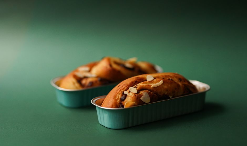 Financiers aux amandes dorés dans un moule rectangulaire
