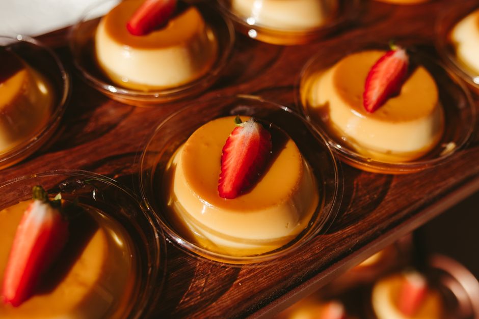 Flan pâtissier doré avec une surface lisse et brillante