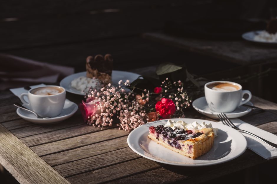 Gâteau au fromage blanc doré et moelleux, saupoudré de sucre glace