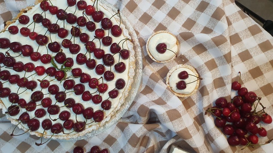 Gâteau aux cerises avec un nappage caramel brillant