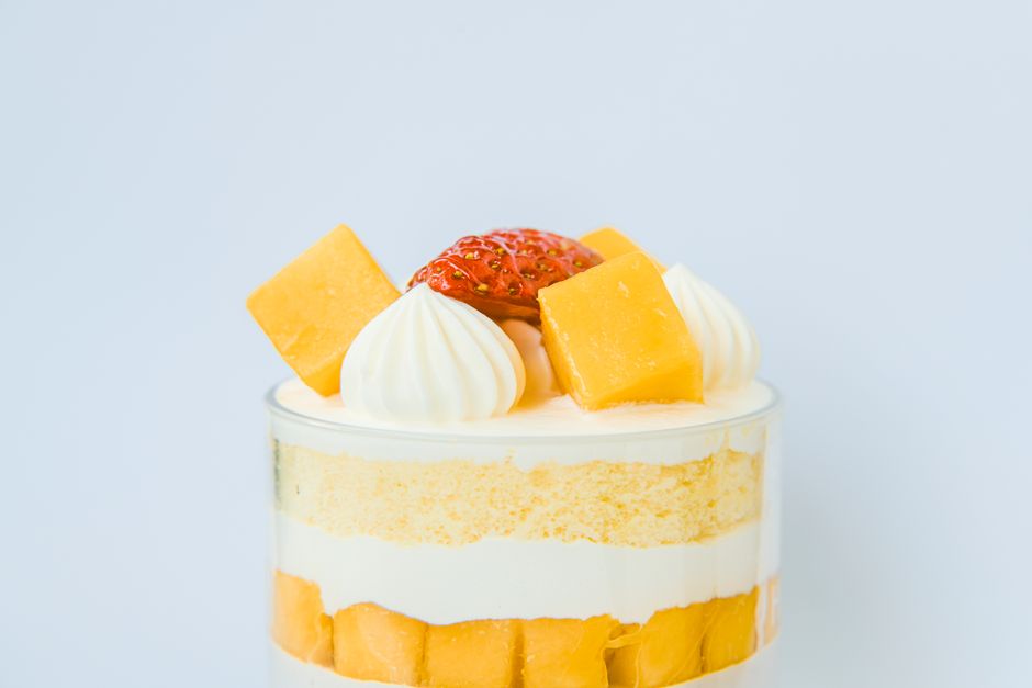 Gâteau à la mangue tranché, laissant voir sa texture moelleuse et des morceaux de mangue