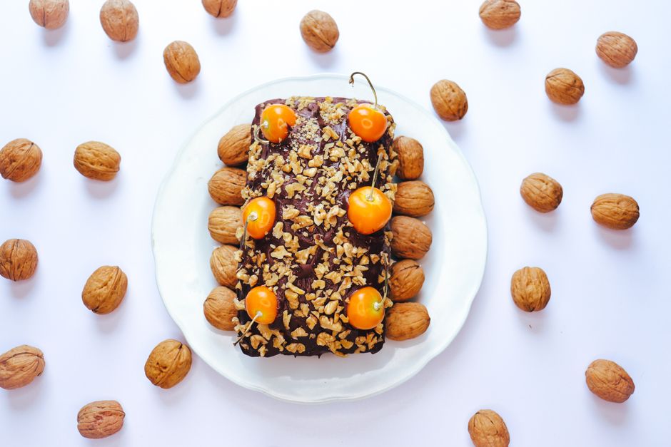 Gâteau aux noix sur une assiette rustique