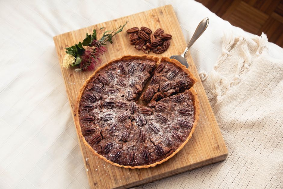 Gâteau aux noix de pécan garni de crème et de caramel