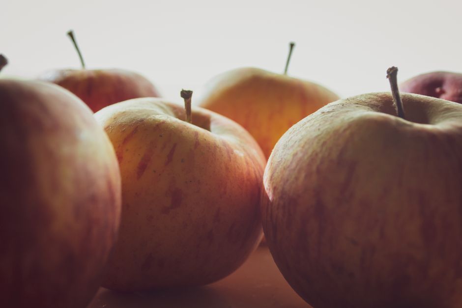 Gâteau aux pommes moelleux sur une table rustique
