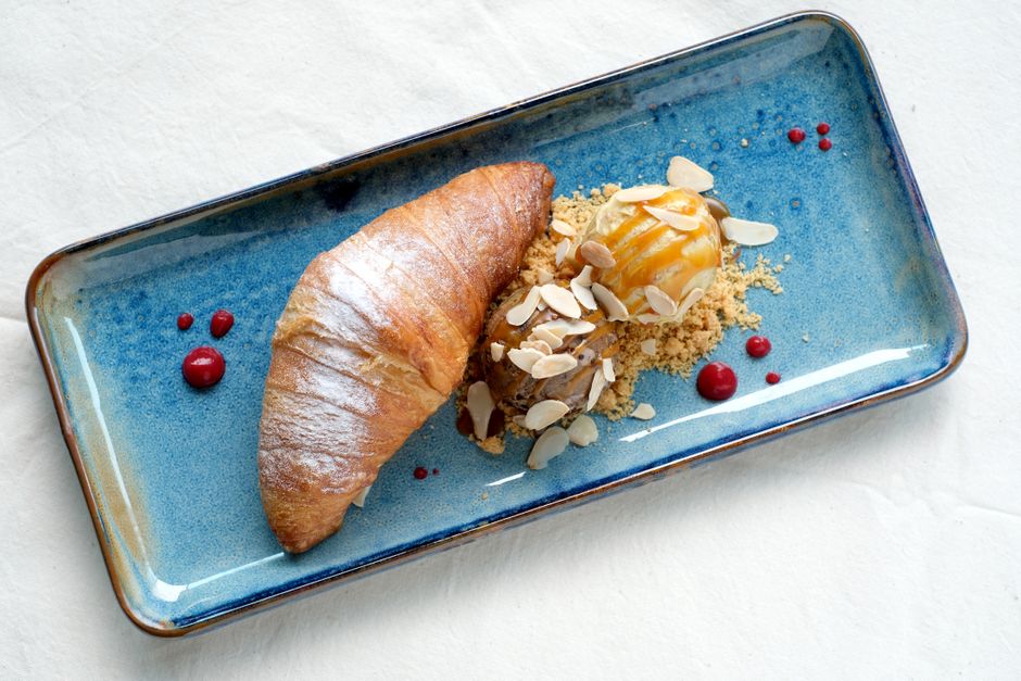 Boules de glace au chèvre servies avec des éclats de noix et du miel