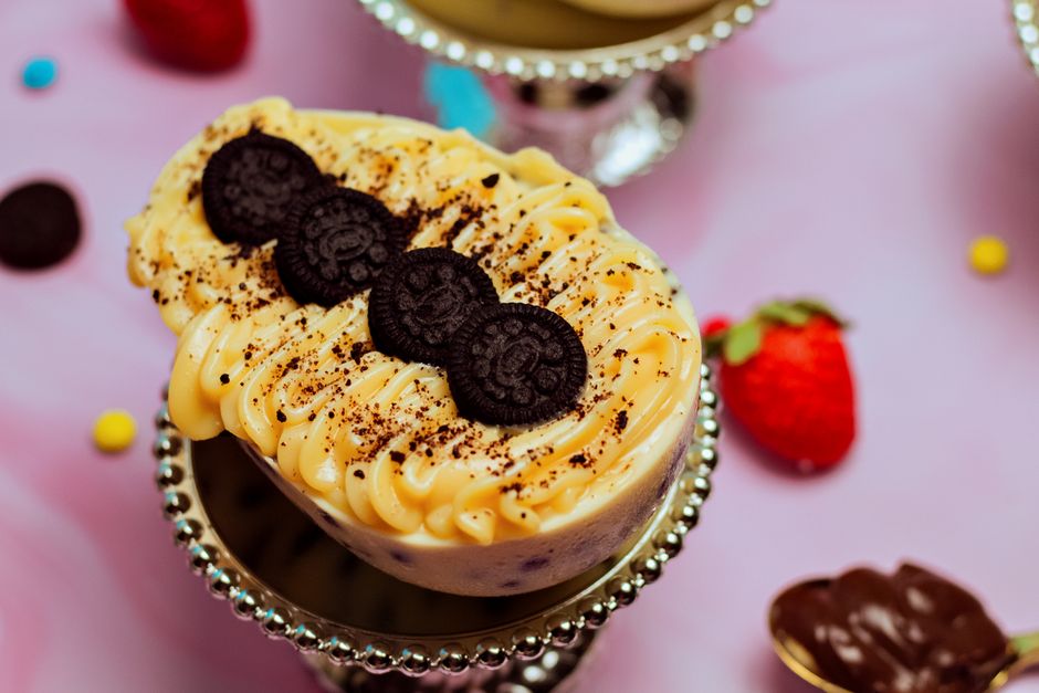 Glace Oreo crémeuse avec des morceaux de biscuit
