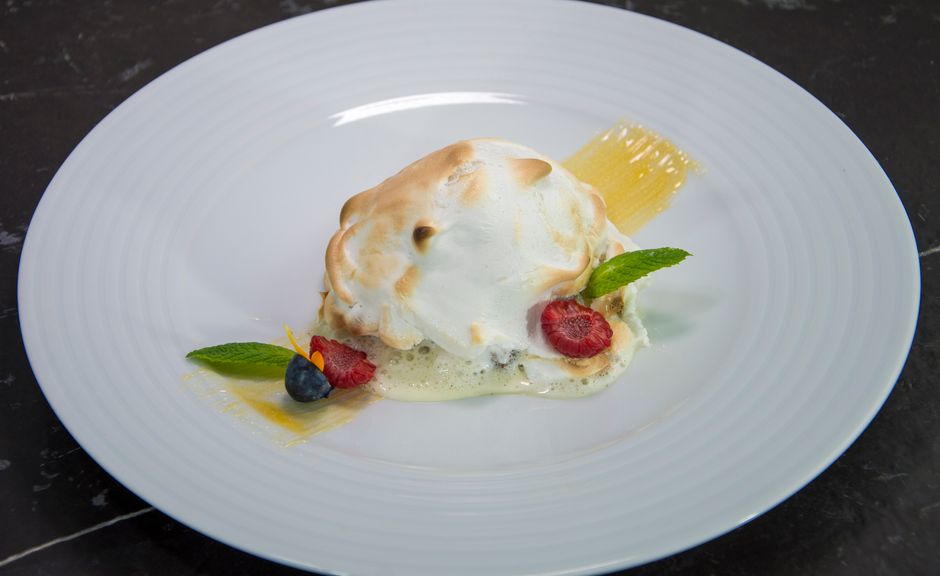 Île flottante avec blancs en neige et crème anglaise