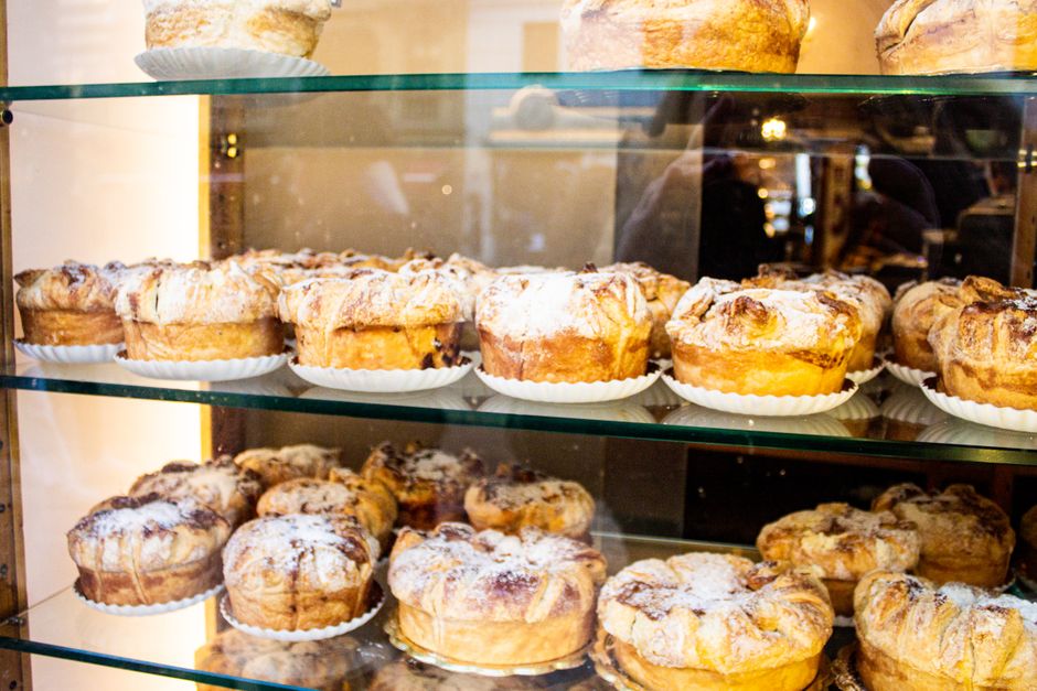 Kouign-amann doré et caramélisé aux bords croustillants