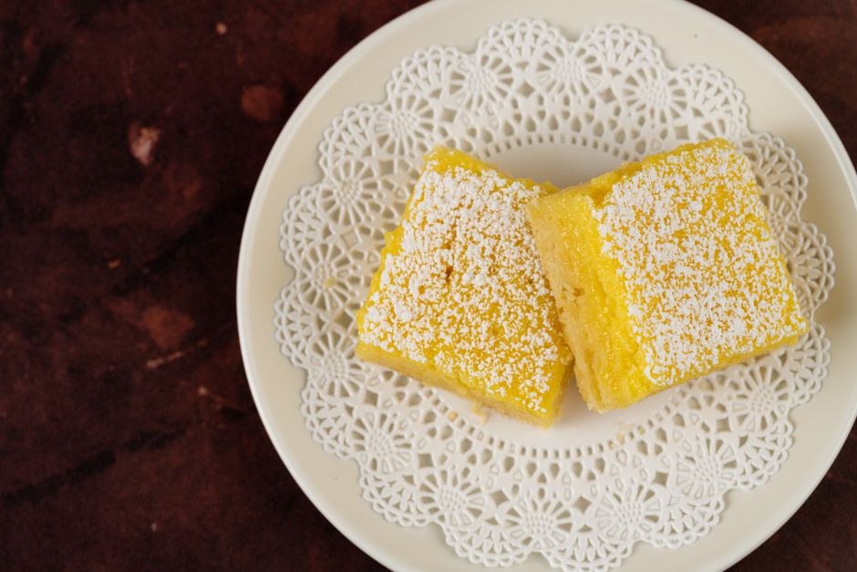 Lemon bars saupoudrées de sucre glace sur fond blanc