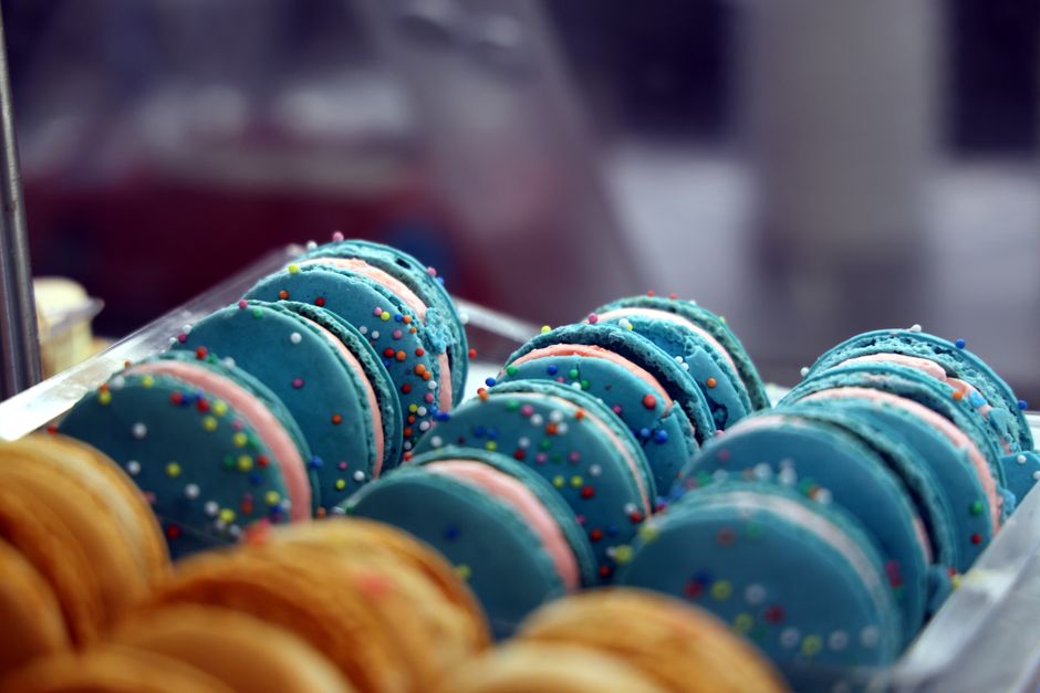 Macarons chocolat-framboise disposés sur un plat blanc