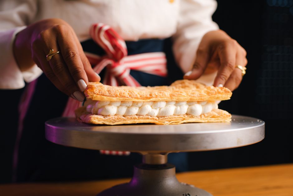 Mille-feuille doré avec crème pâtissière et glaçage royal
