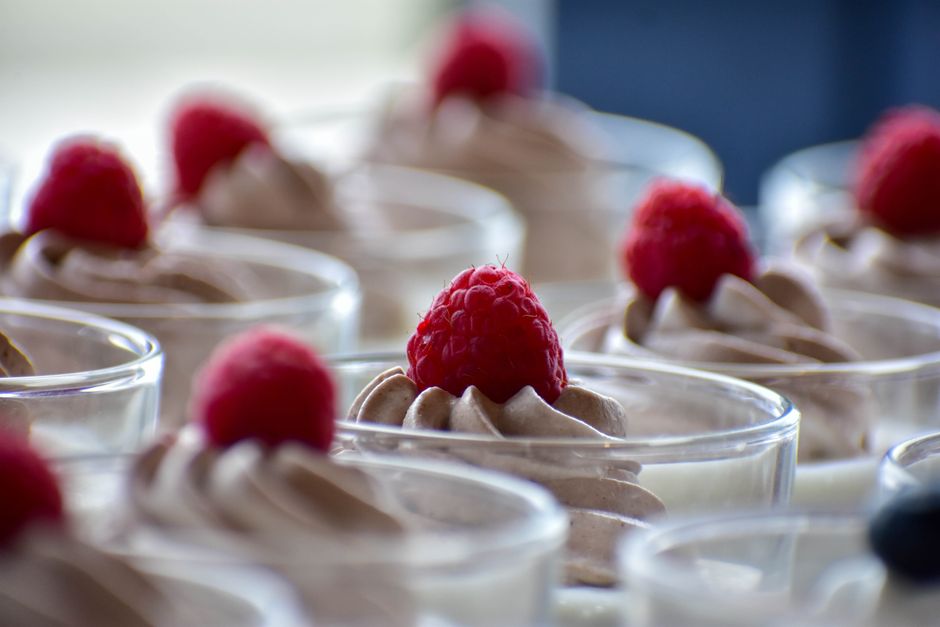 Mousse au chocolat noir servie en verrine avec copeaux de chocolat
