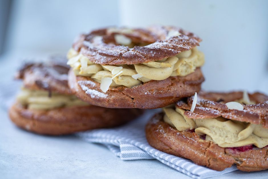 Paris-Brest doré garni de crème praliné et amandes effilées