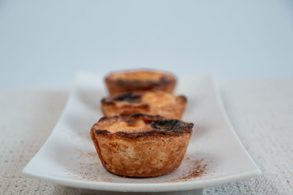 Pastéis de nata dorés avec sommet caramélisé