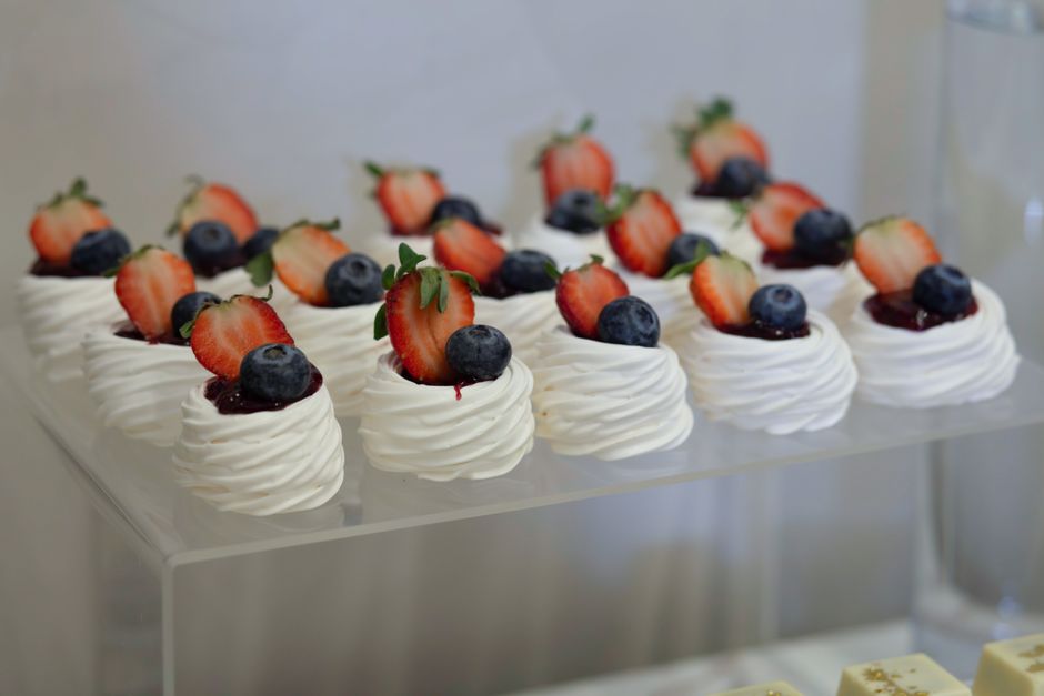 Pavlova aux fruits rouges et kiwi sur un lit de chantilly