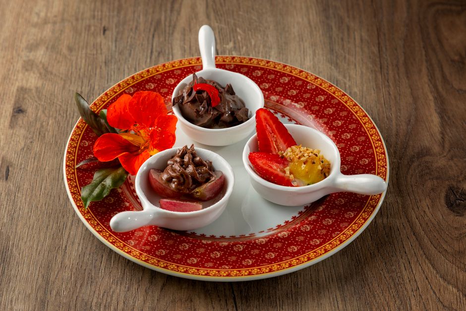 Poire Belle Hélène avec glace vanille et sauce chocolat