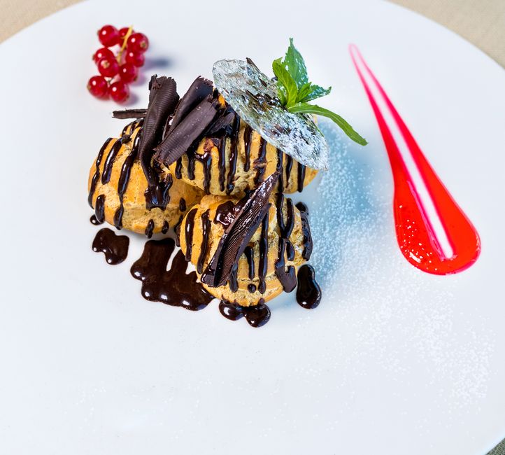 Profiteroles dorés nappés de sauce au chocolat