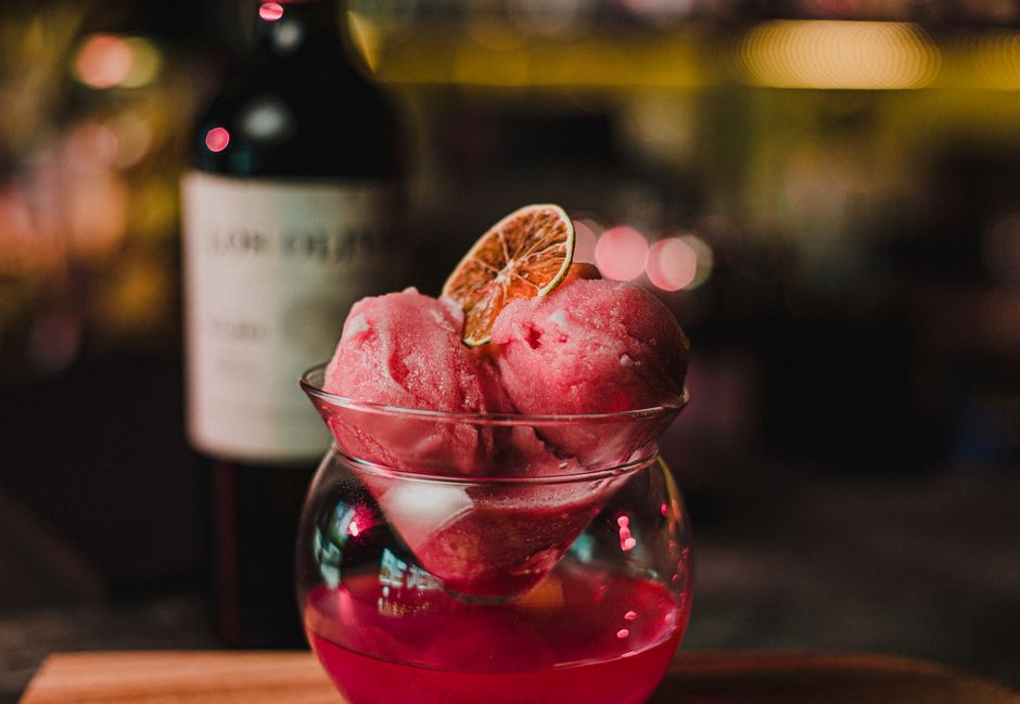 Boule de sorbet citron dans une coupe en verre avec une feuille de menthe