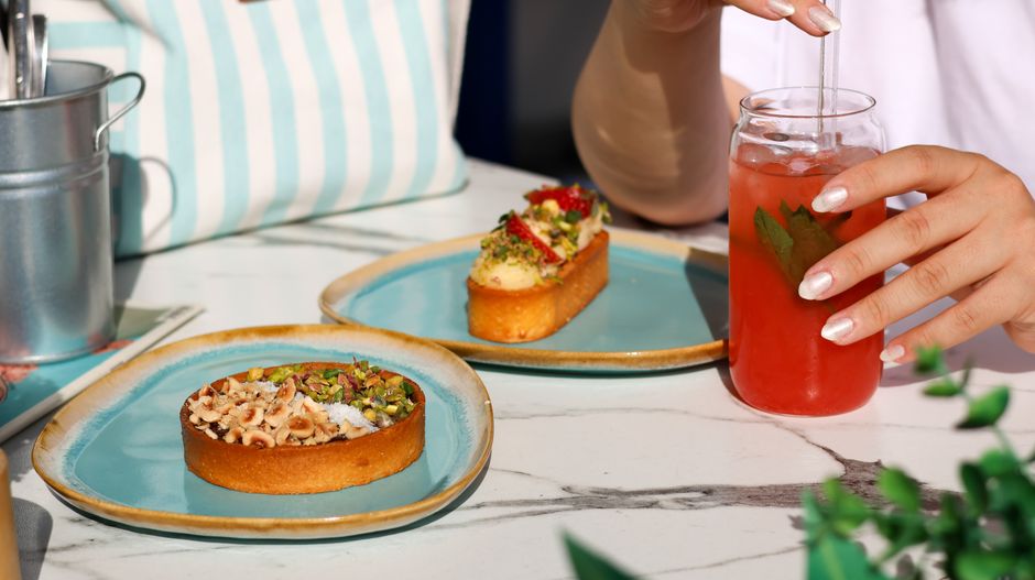 Tarte au café avec sa crème onctueuse et ses grains de café décoratifs