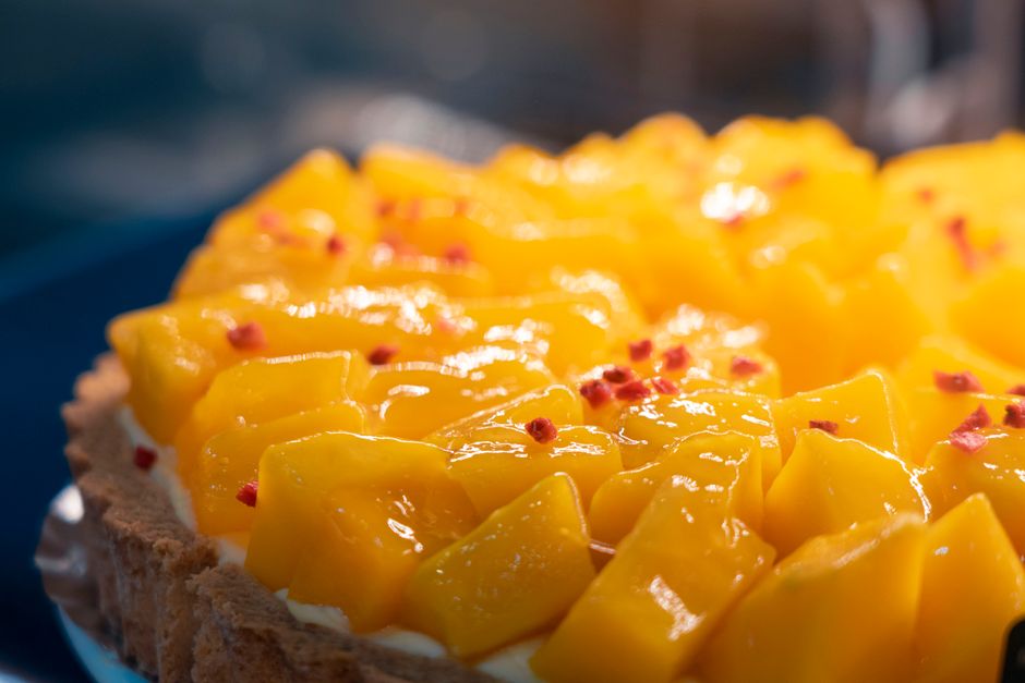 Tarte à la mangue décorée de tranches de mangue fraîche