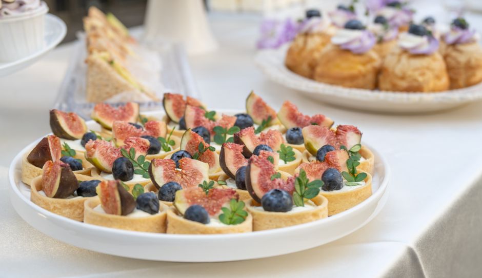 Tarte légère au miel sur fond sablé, décorée de quartiers de figures et de pétales d'amande