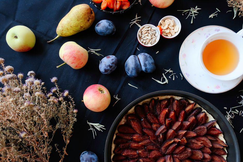 Tarte Tatin dorée aux pommes caramélisées, servie avec une quenelle de crème fraîche