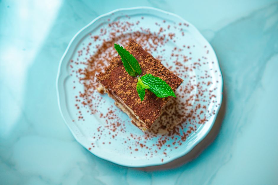 Tiramisu crémeux saupoudré de cacao en poudre