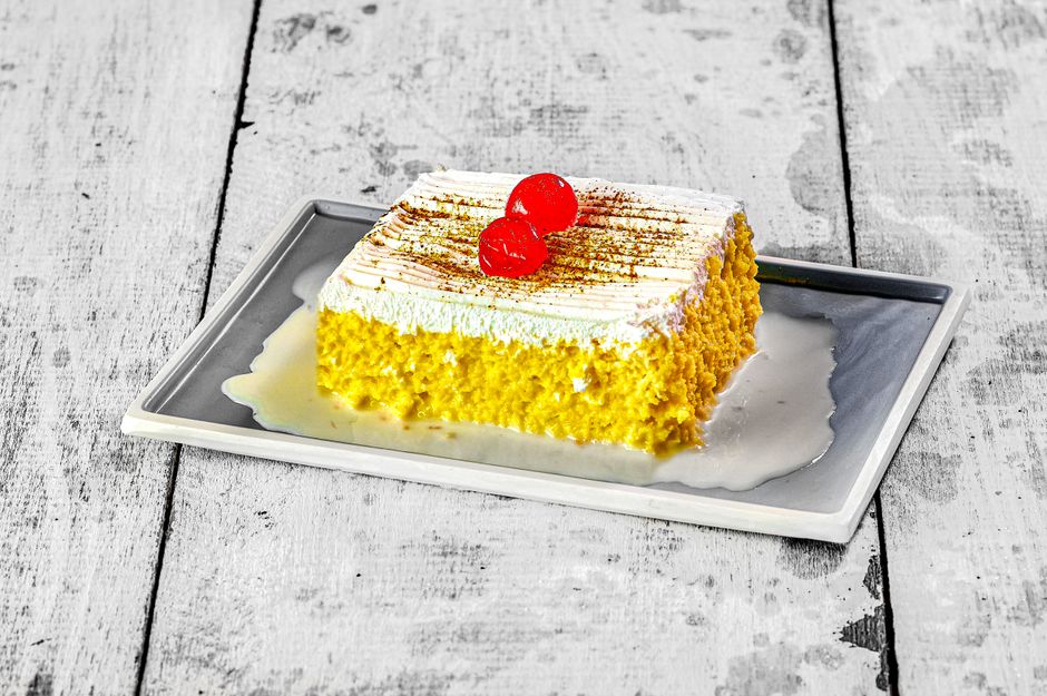 Gâteau aux trois laits garni de crème chantilly et de fraises fraîches